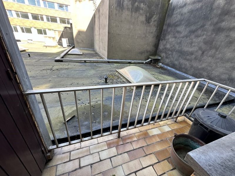 Verzorgd en heel centraal gelegen 2 slpk app. met terras foto 16