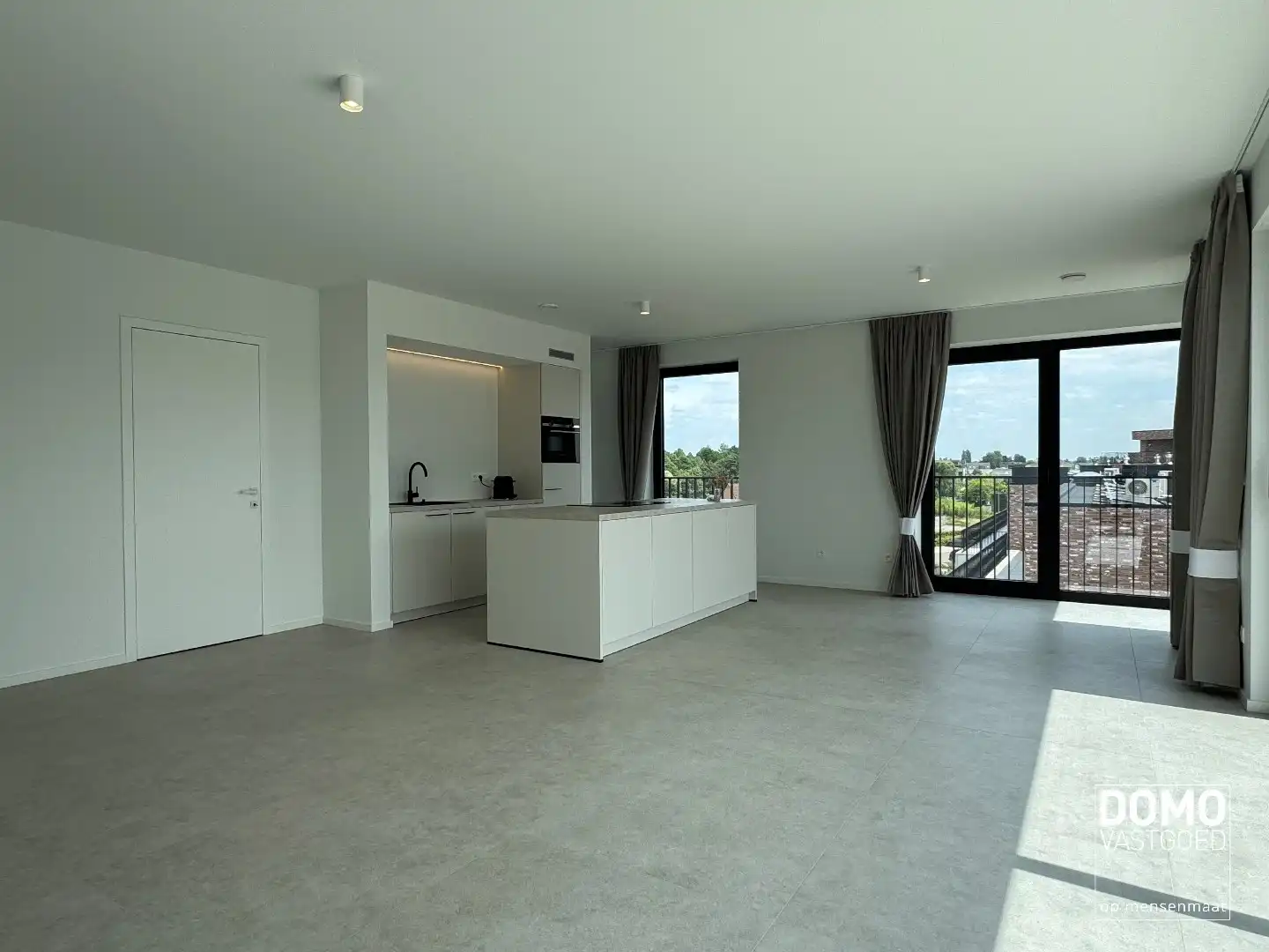 PENTHOUSE MET 2 SLAAPKAMERS, RUIM TERRAS EN AUTOSTANDPLAATS TE KERMT foto 2