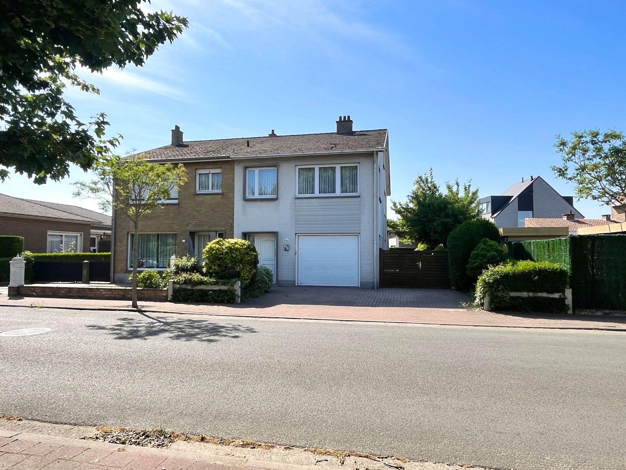 Hoofdfoto van de publicatie: Grote halfopen woning met garage en tuin te Heist