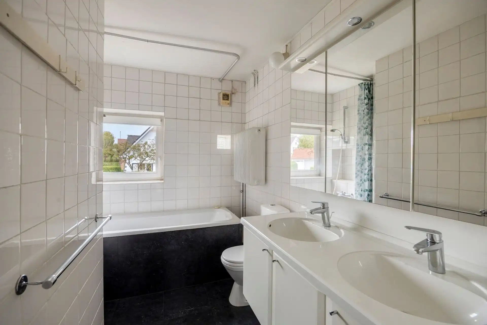 Ruime villa te moderniseren op rustige locatie foto 18