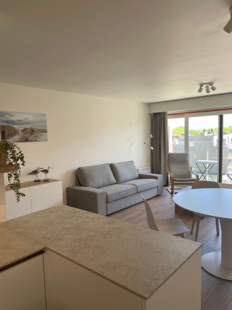 Vlakbij zee gelegen gemeubeld appartement met centrale ligging! foto 3