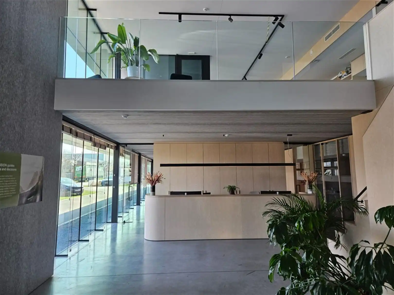 Magazijn met laadkades en kantoren foto 21