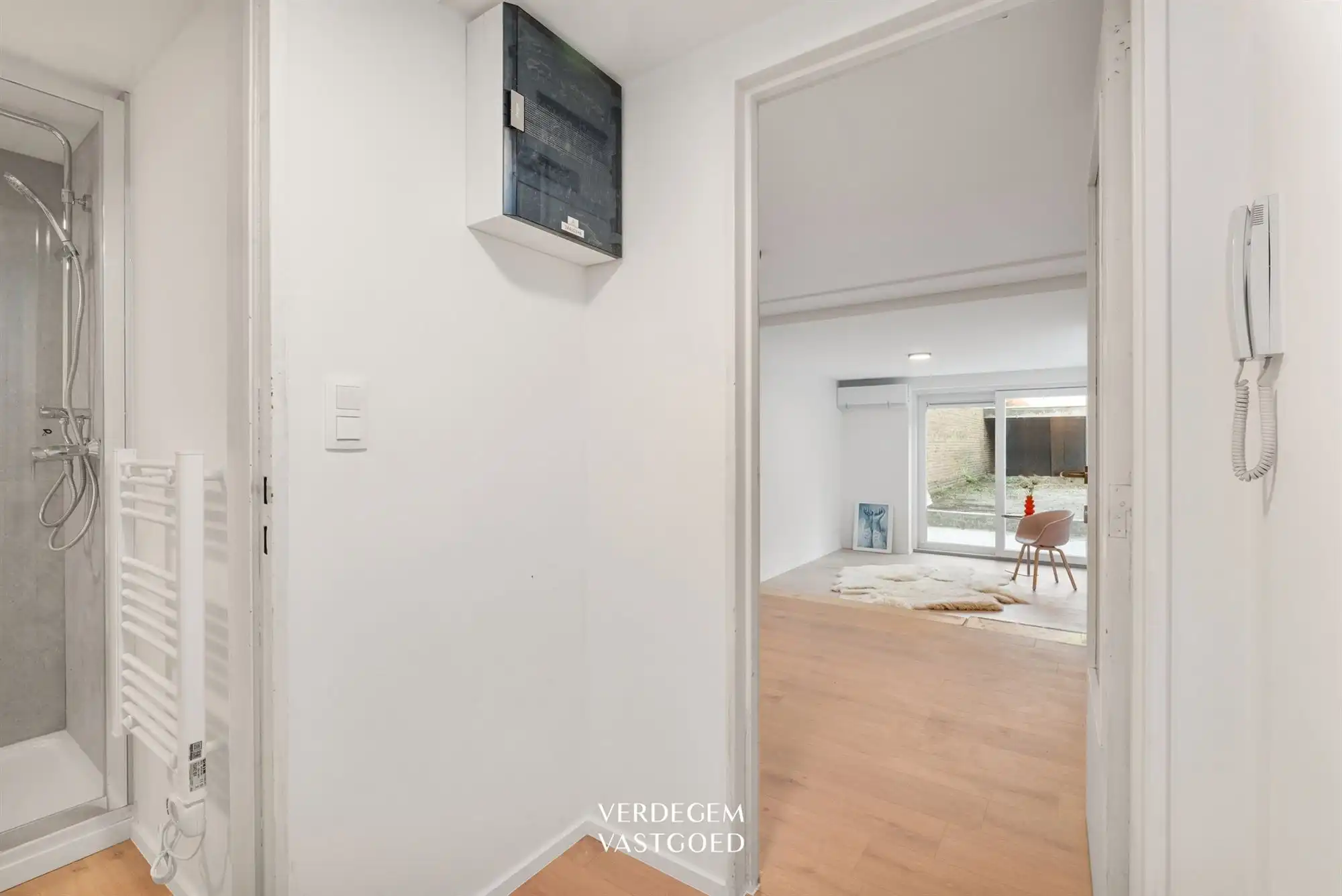 Sfeervolle studio met open keuken en fijne buitenruimte foto 8