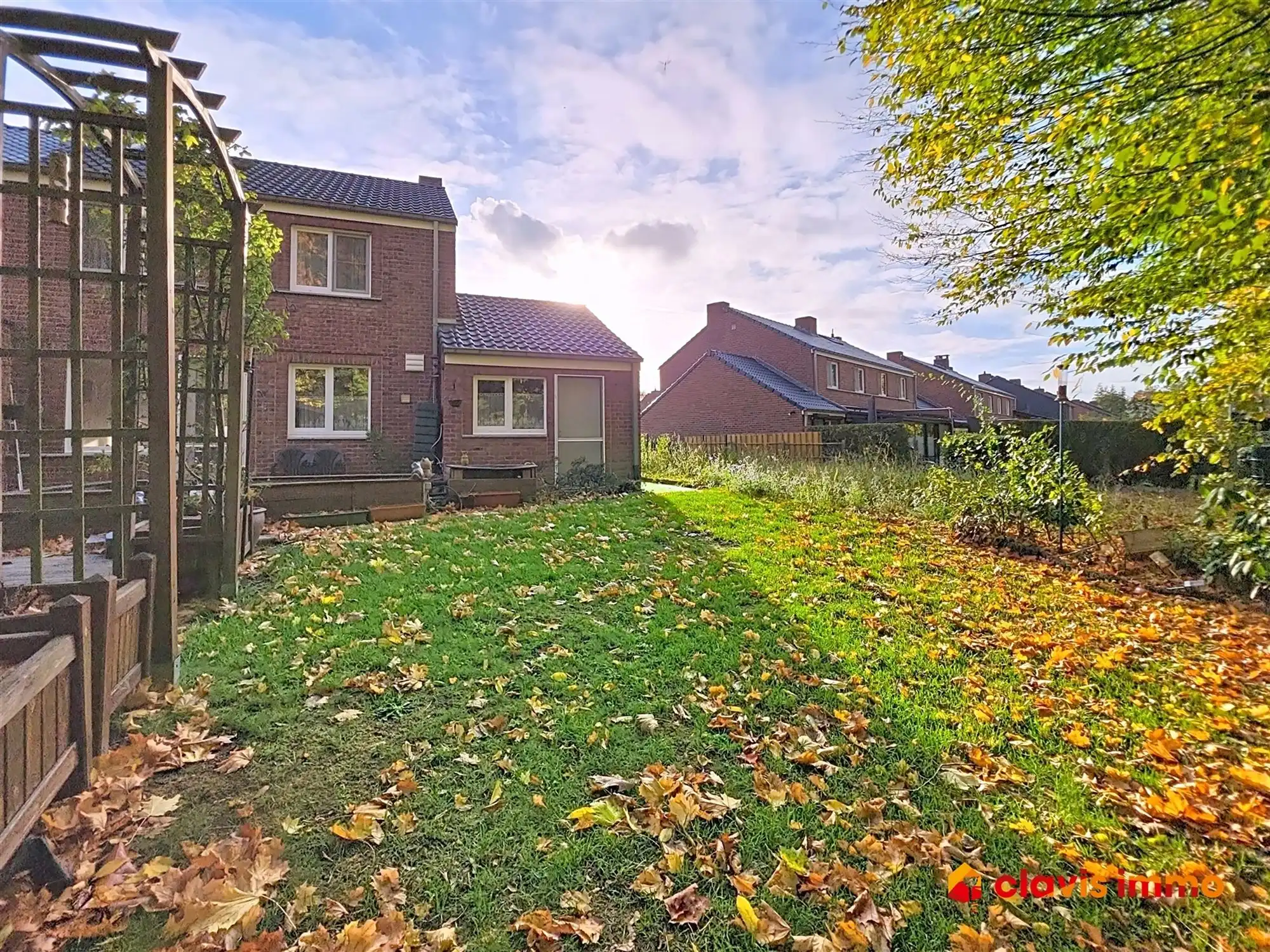 Halfopen-bebouwing in een rustige buurt foto 20