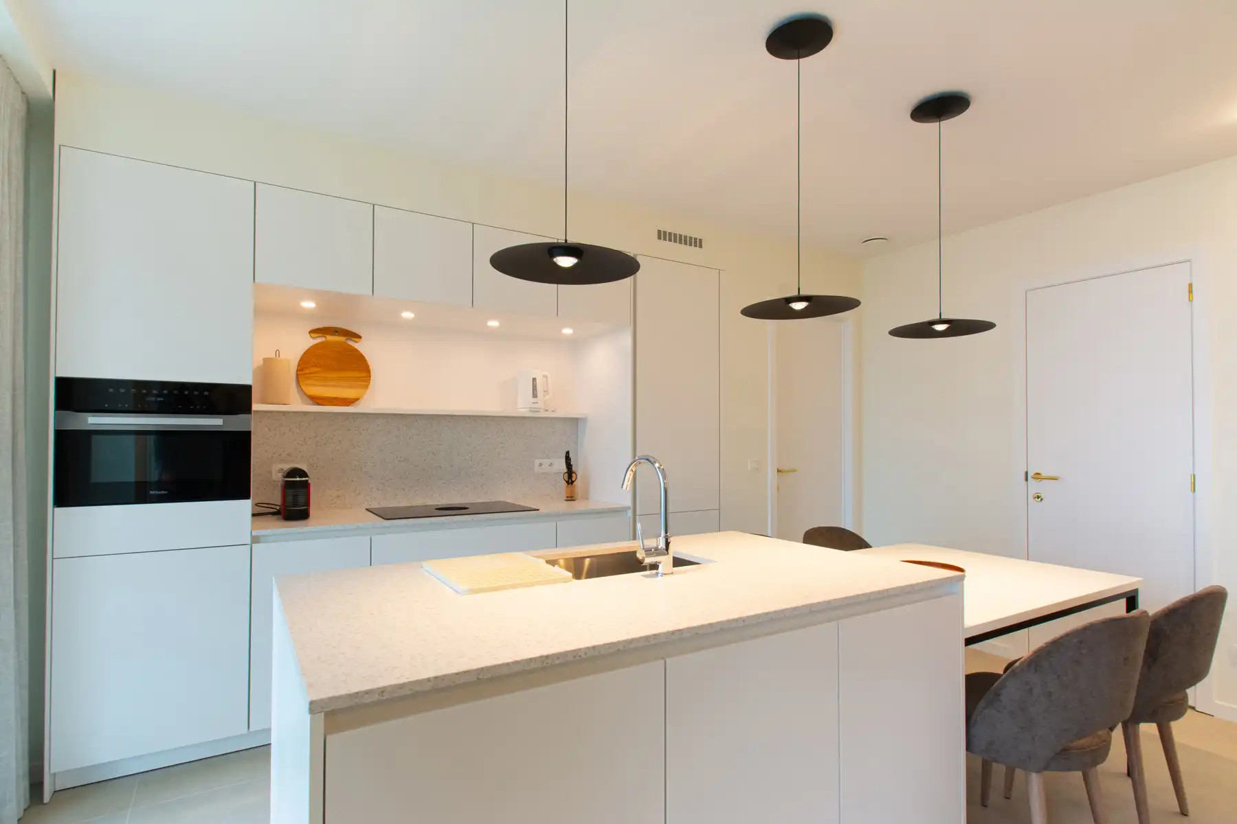 Prachtig gemeubeld 2-slaapkamer appartement met mooi terras foto 7
