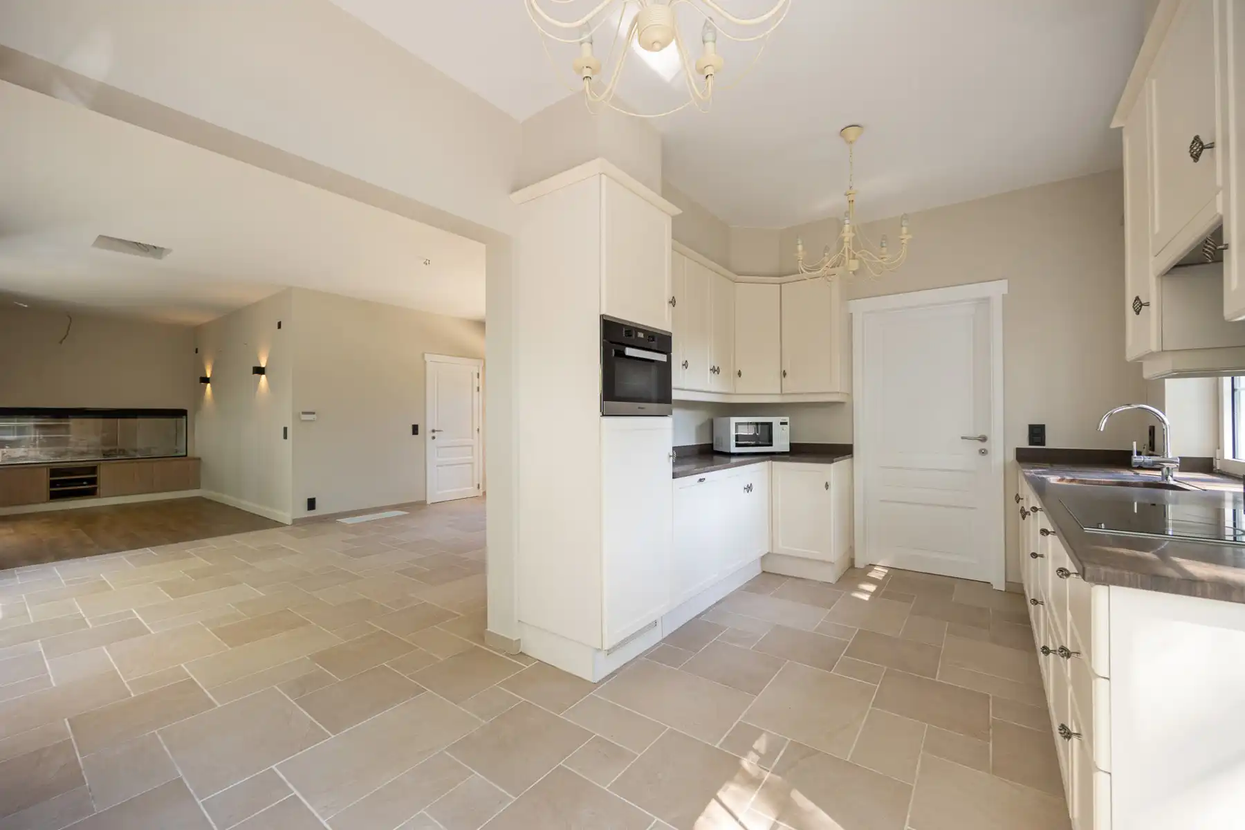 Luxueus afgewerkte villa met zwembad foto 8