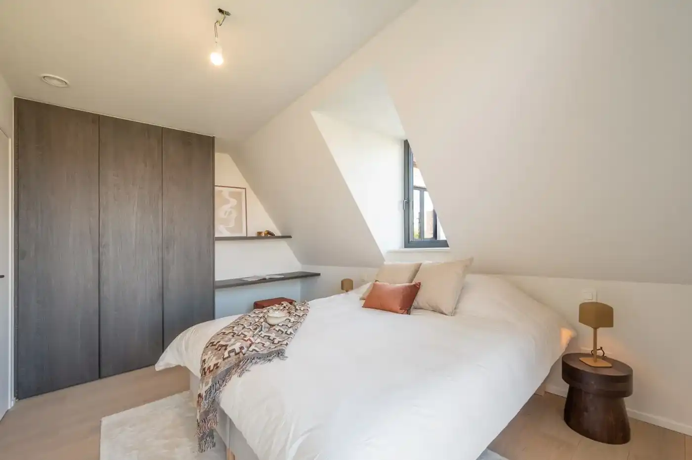 Alleenstaande nieuwbouwvilla met aangename volumes foto 16