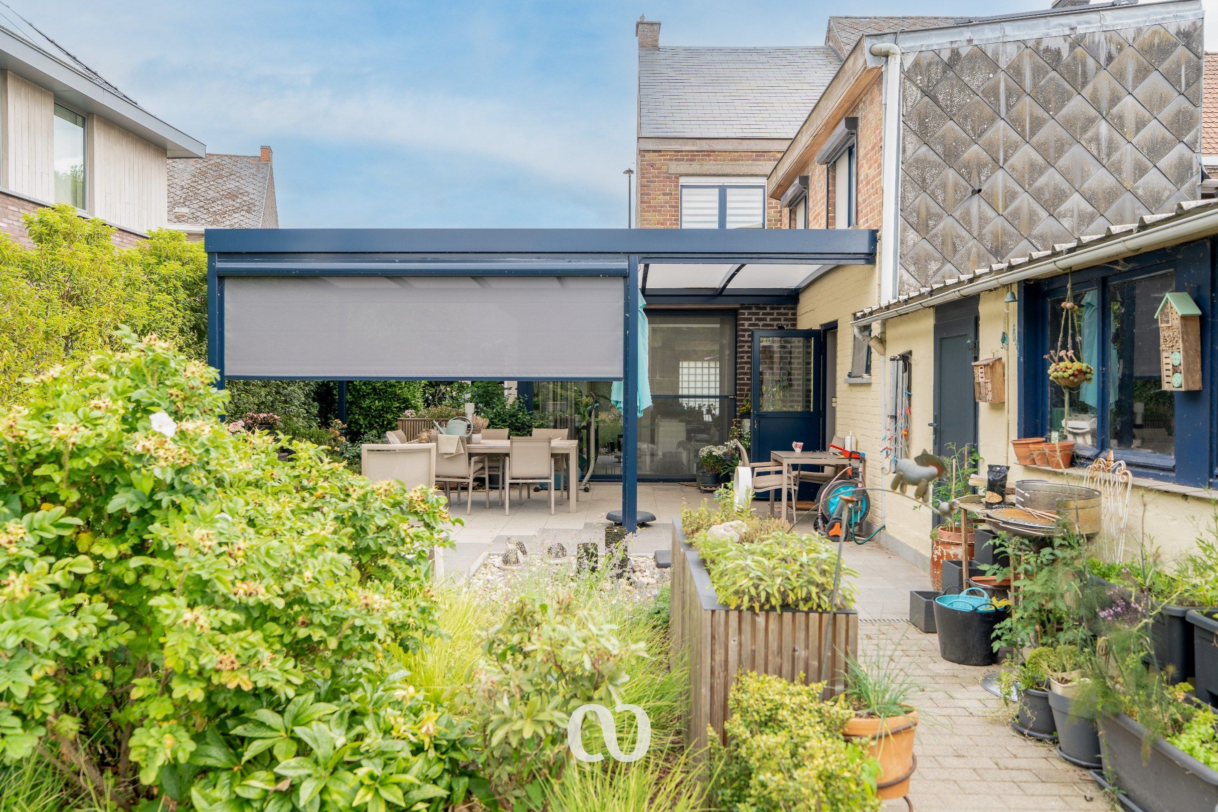 Instapklare woning met zonnepanelen, prachtige tuin en garage foto 13