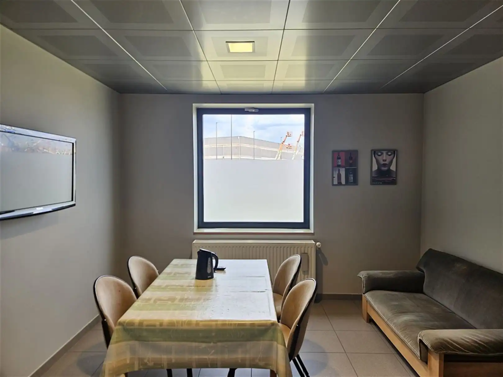 Bedrijfsgebouw met ruime parking te Waregem foto 20