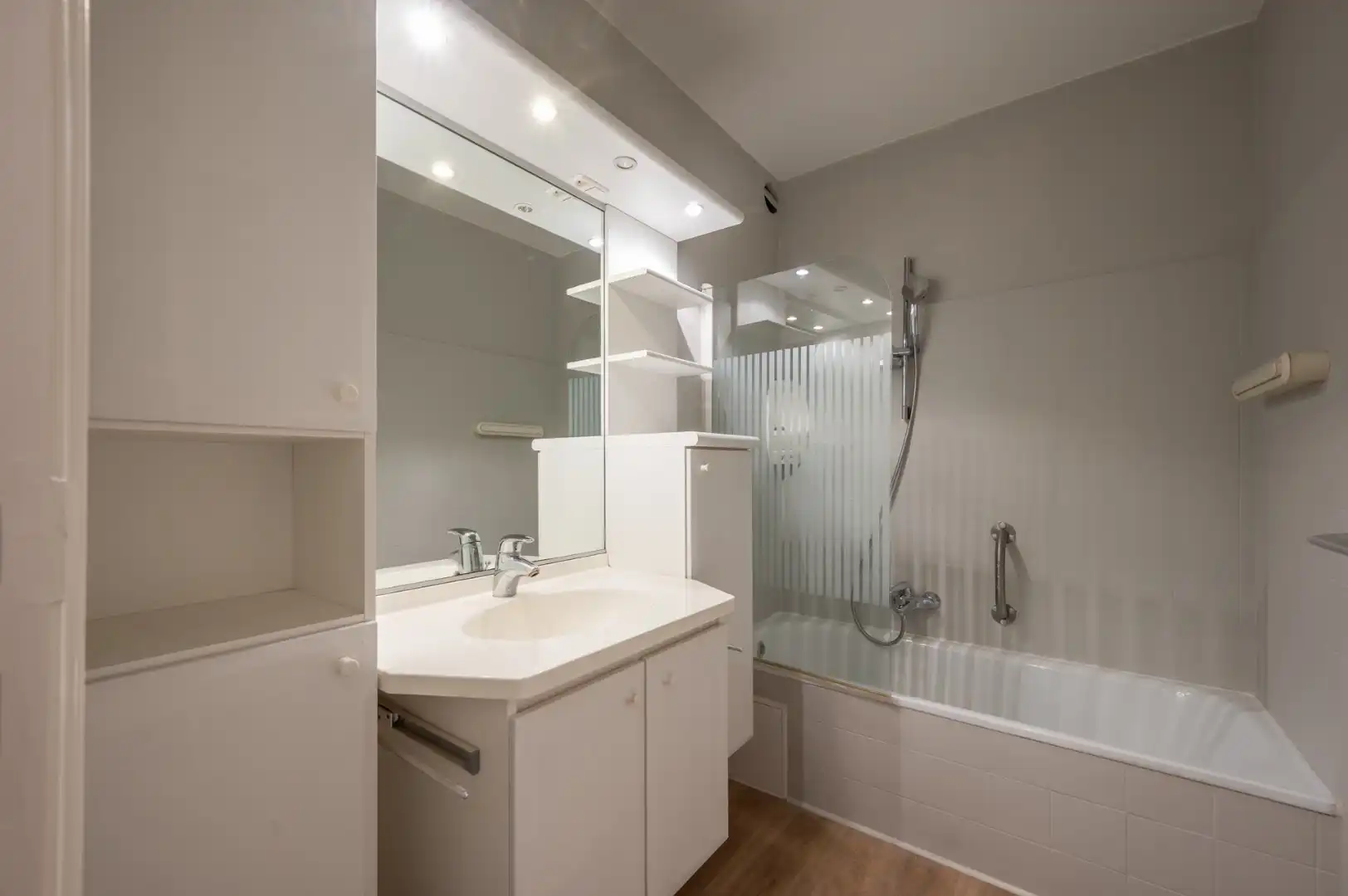 Instapklaar appartement op zeer centrale ligging tussen Lichttorenplein en Dumortierlaan foto 11