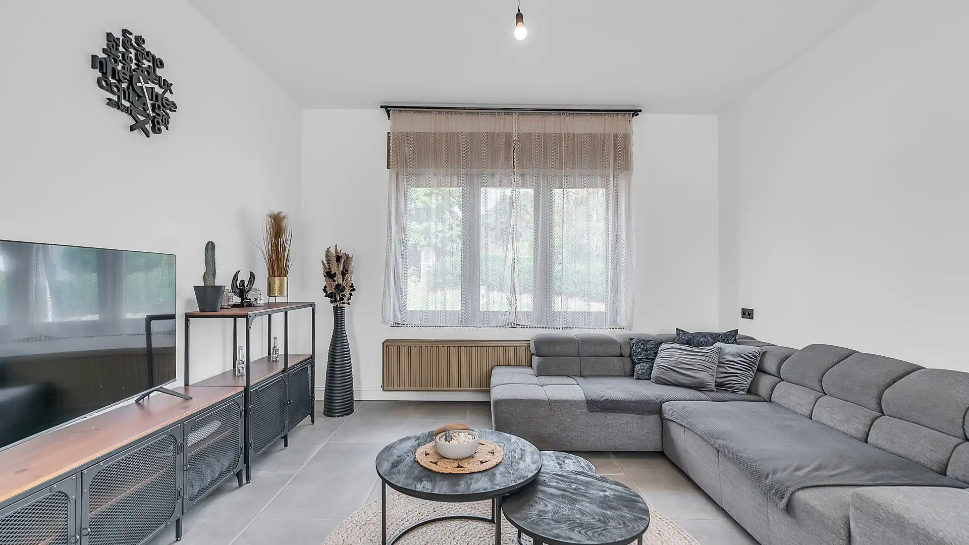 Rustig gelegen energiezuinige woning met 3 slaapkamers op een perceel van 6a foto 4