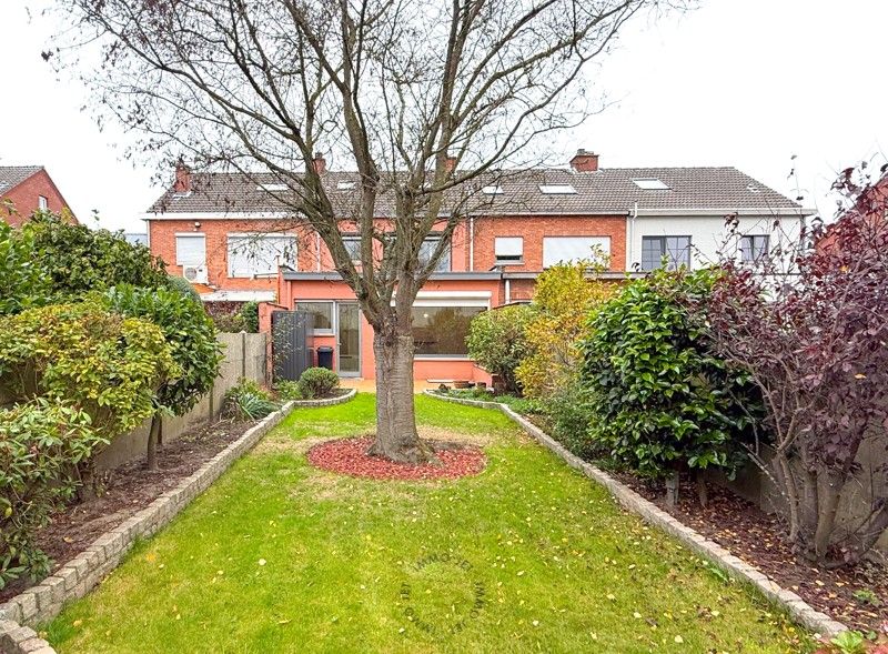 Charmante woning met 3 slaapkamers, garage en tuin op gunstige locatie in Zwijndrecht foto 2