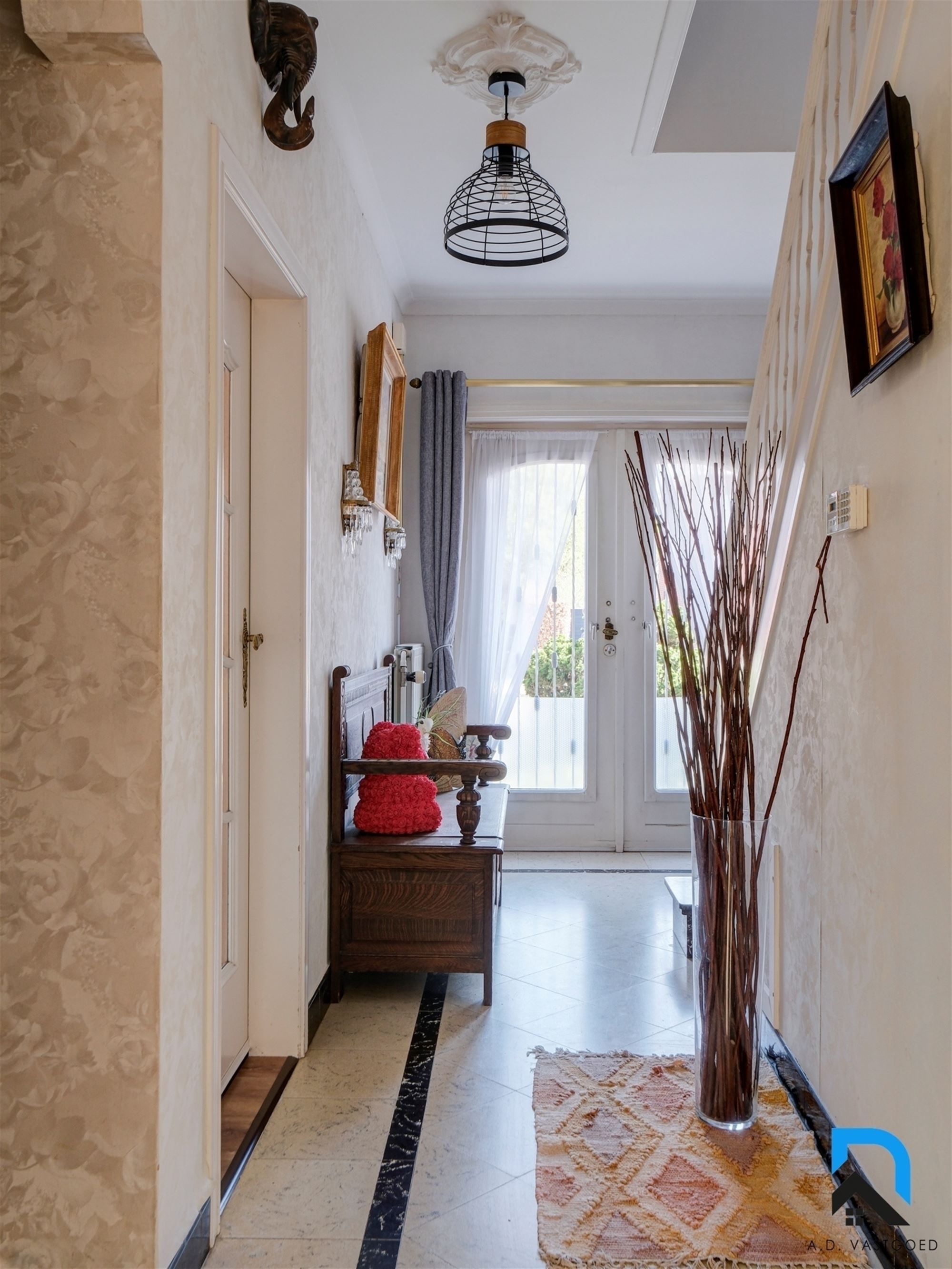 Ruime woning met grote tuin en dubbele garage foto 6
