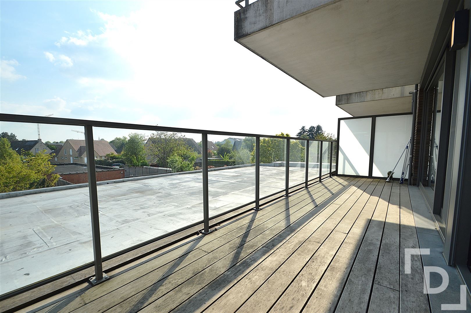 Recent appartement met ruim terras en garage te huur in Ieper. foto 14