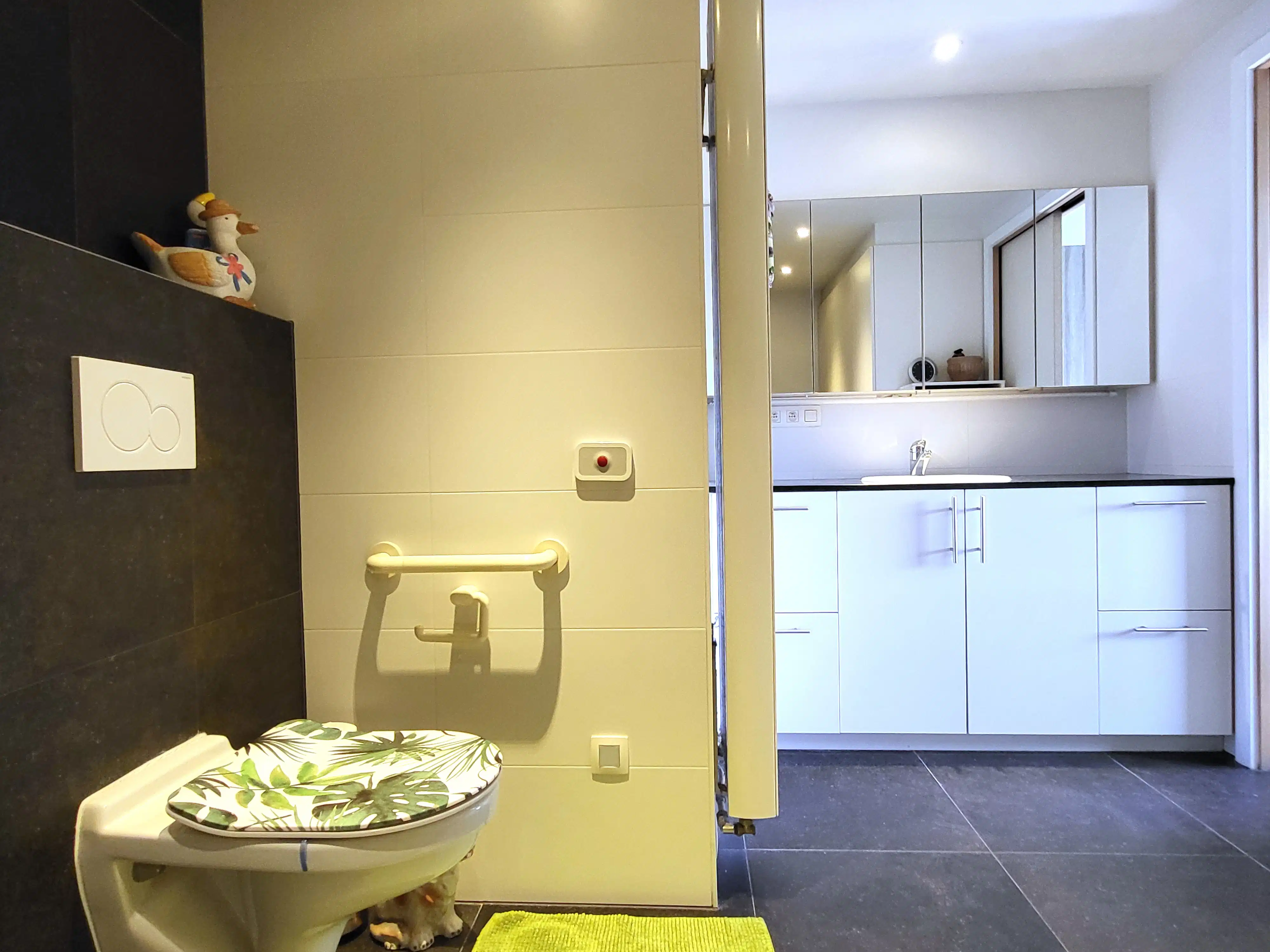 Instapklaar en energiezuinig appartement (66 m²) met zuidgerichte terrassen, ideaal gelegen in een rustige dorpsomgeving op wandelafstand van winkels, openbaar vervoer en scholen.  foto 19