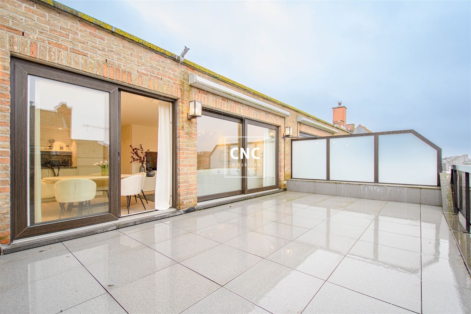 Gerenoveerde penthouse met grote terrassen nabij de zeedijk foto 5
