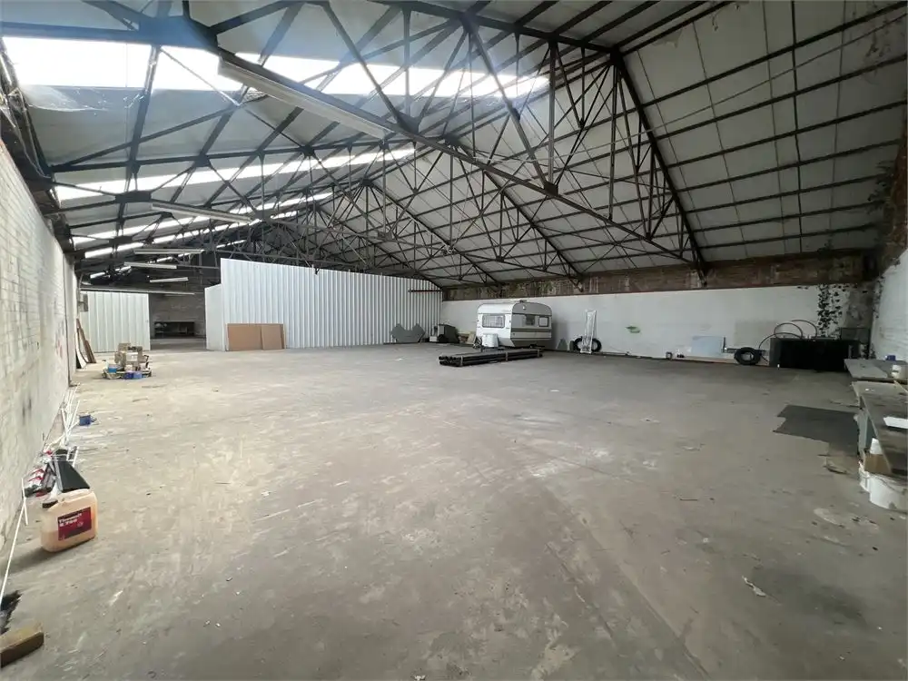 Ruim magazijn (1500m²) op perceel van 1920m²! foto 9