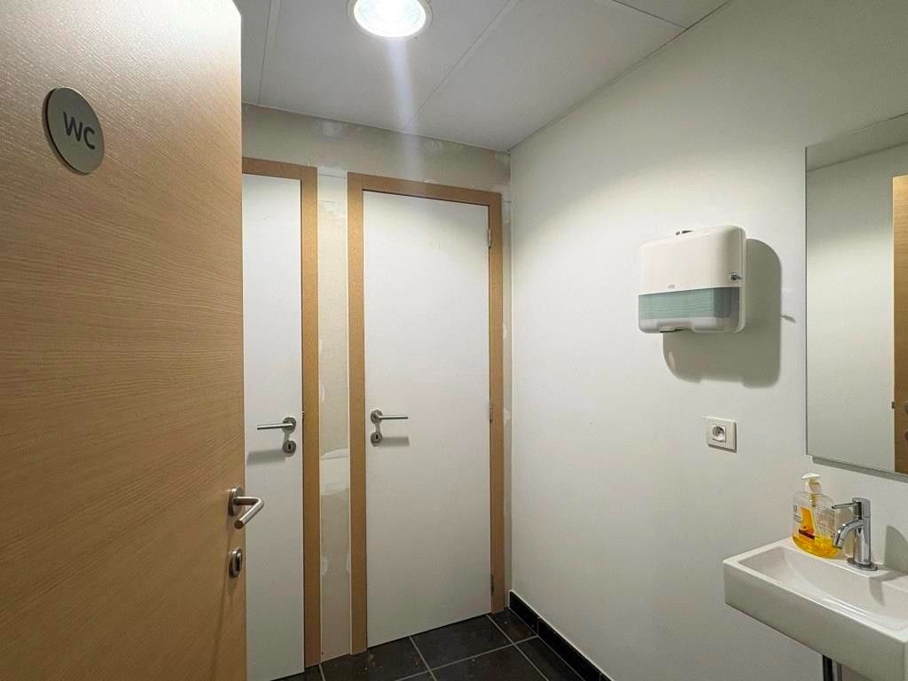 Duurzaam en sterk visueel gelegen kantoorgebouw met 3 standplaatsen en groot bovenliggend appartement. foto 6