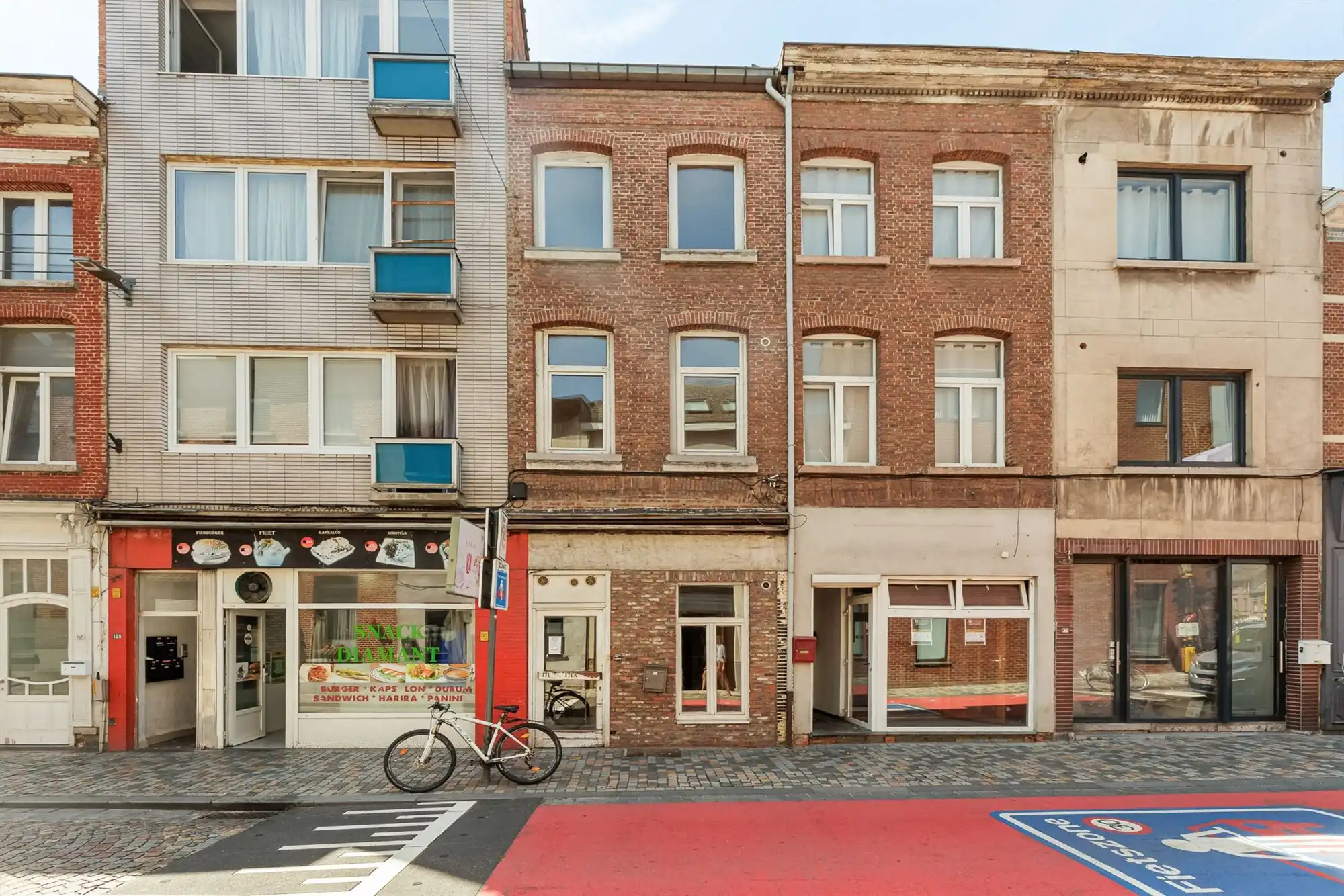 Hoofdfoto van de publicatie: Te renoveren woning met veel potentieel te Mechelen