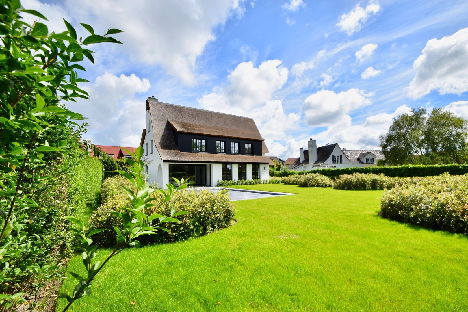 Alleenstaande villa uitzonderlijk rustig gelegen in een groene omgeving, aan de rand van het Zoute vlakbij de Kalfsmolen en de Graaf Jansdijk. foto {{pictureIndex}}