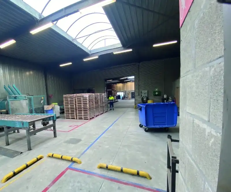TE KOOP: Bedrijfssite met magazijnen, kantoren en buitenopslag in Tessenderlo-Ham foto 3