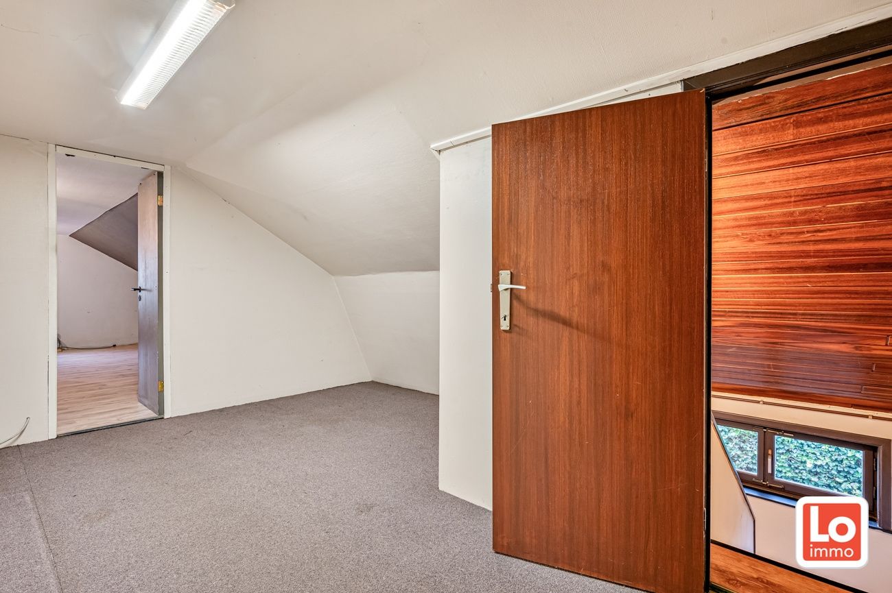 VERKOCHT!! Te renoveren ruime alleenstaande woning met inpandige garage op een top locatie in hartje Lochristi! foto 13