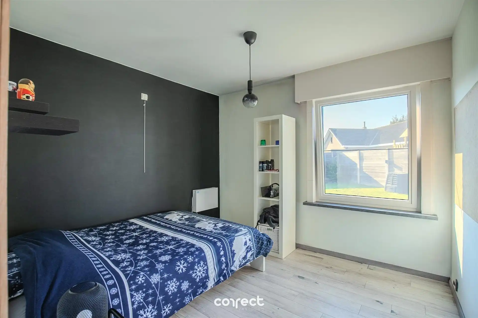 Ruime, open bebouwing met 5 slaapkamers en grote garage. foto 10