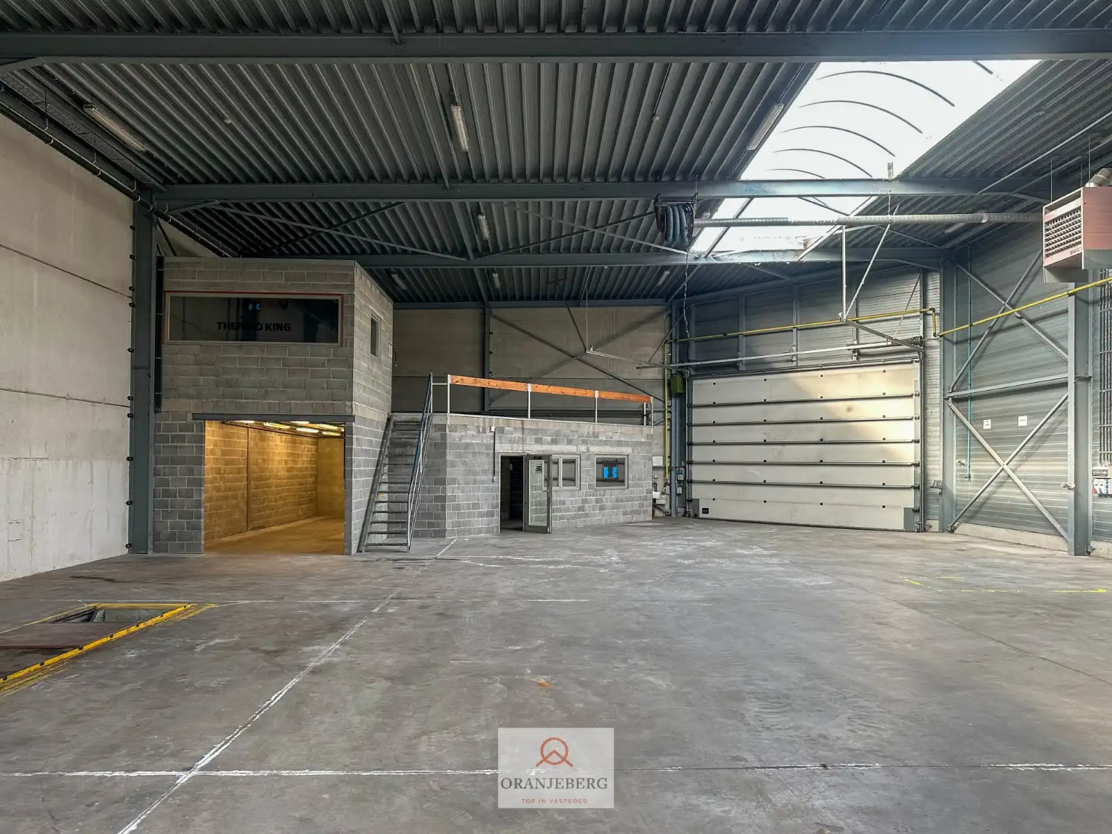 Groot hoekmagazijn (650m²) Te Huur met hoge bereikbaarheid vlakbij R4 foto 2