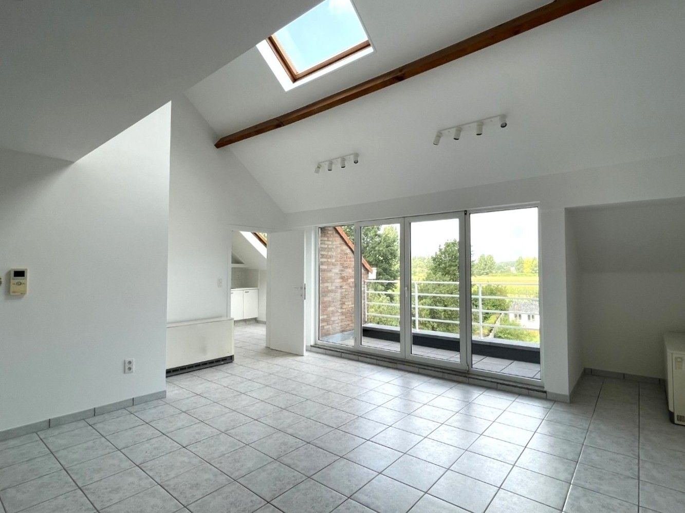 Ruim en lichtrijk duplex appartement met grote inpandige garage in Rotselaar foto {{pictureIndex}}