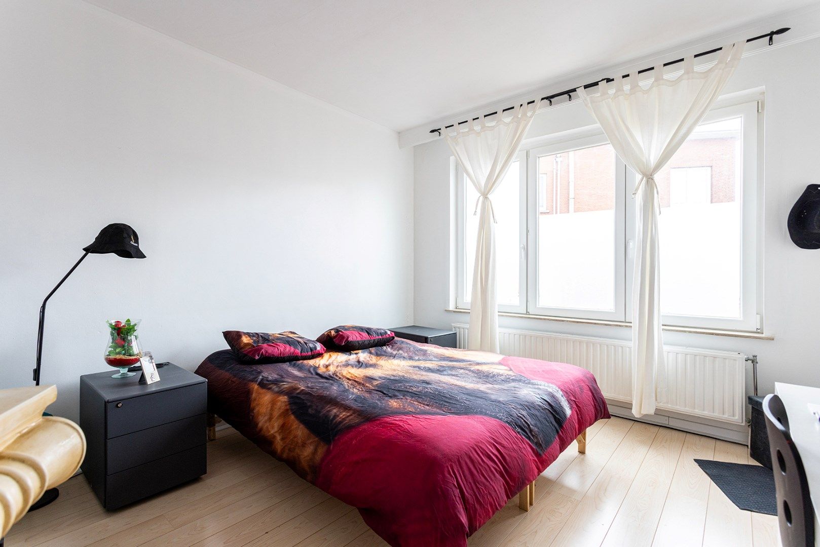 Gerenoveerd 2-slaapkamer appartement met garagebox en oprit! foto 4