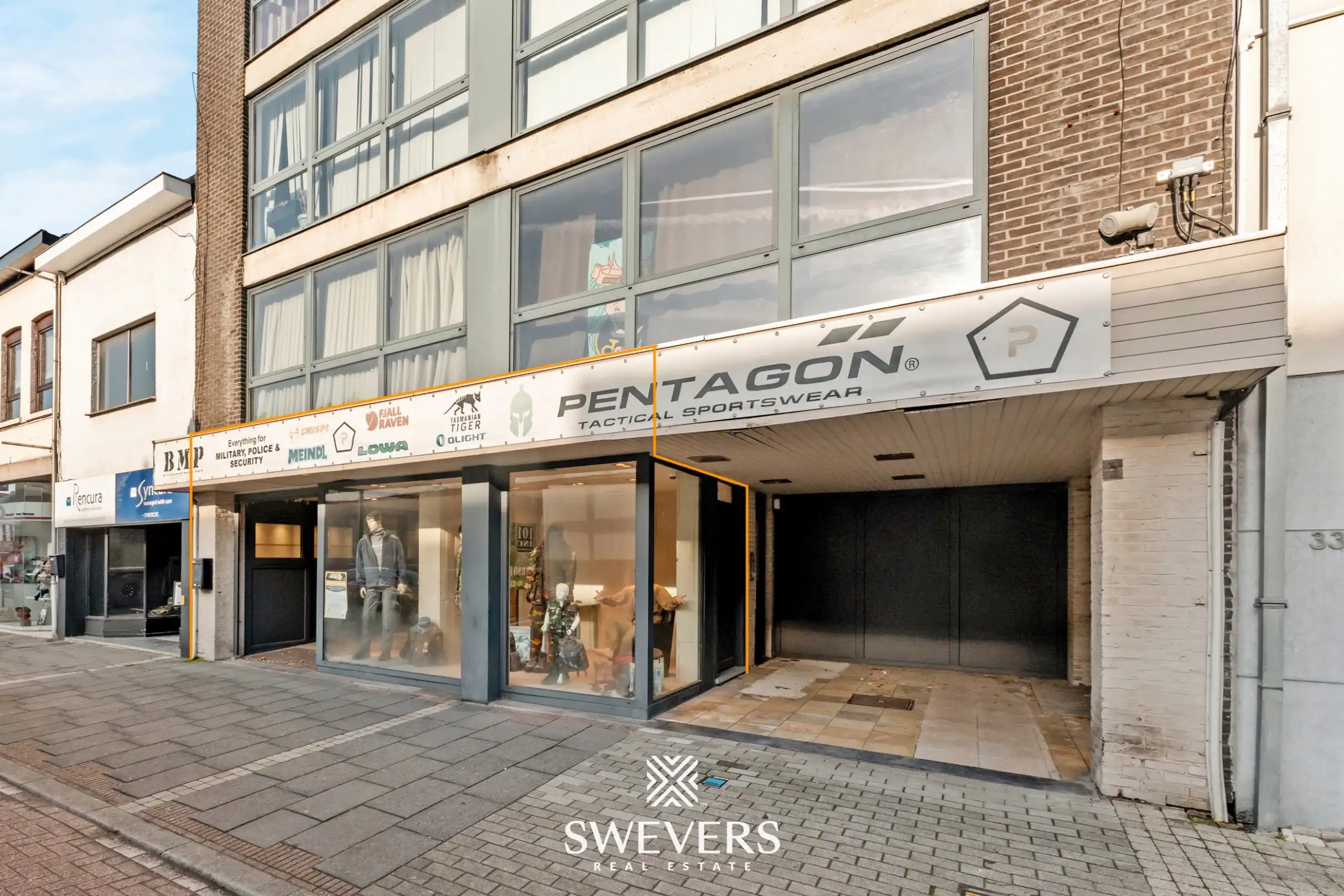 Uitzonderlijke mooi gelegen en ruime (391m²) handelsruimte in het volle centrum van Leopoldsburg foto {{pictureIndex}}