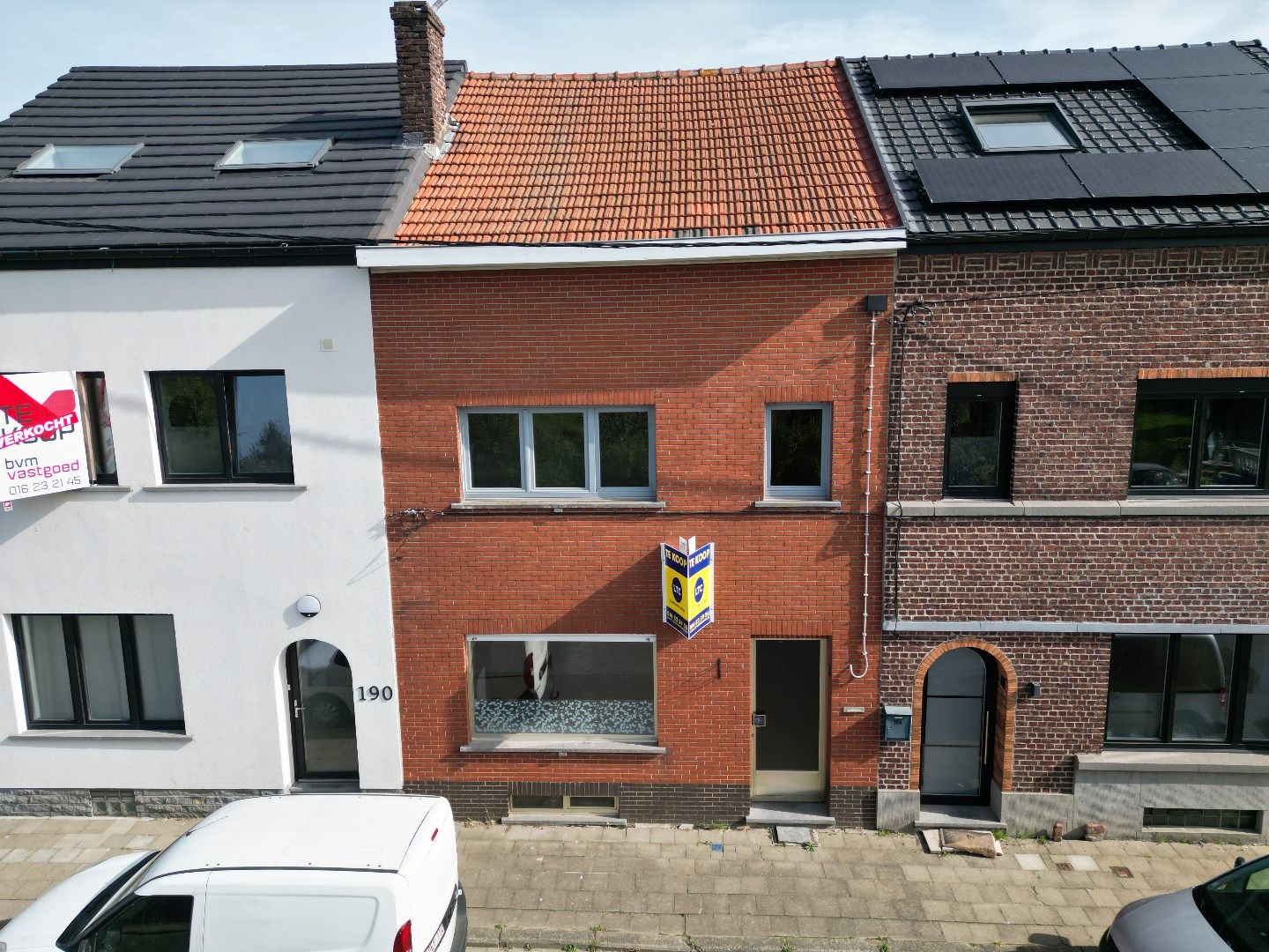 Gezellige rijwoning met grote tuin en boomgaard op stadsrand foto 1