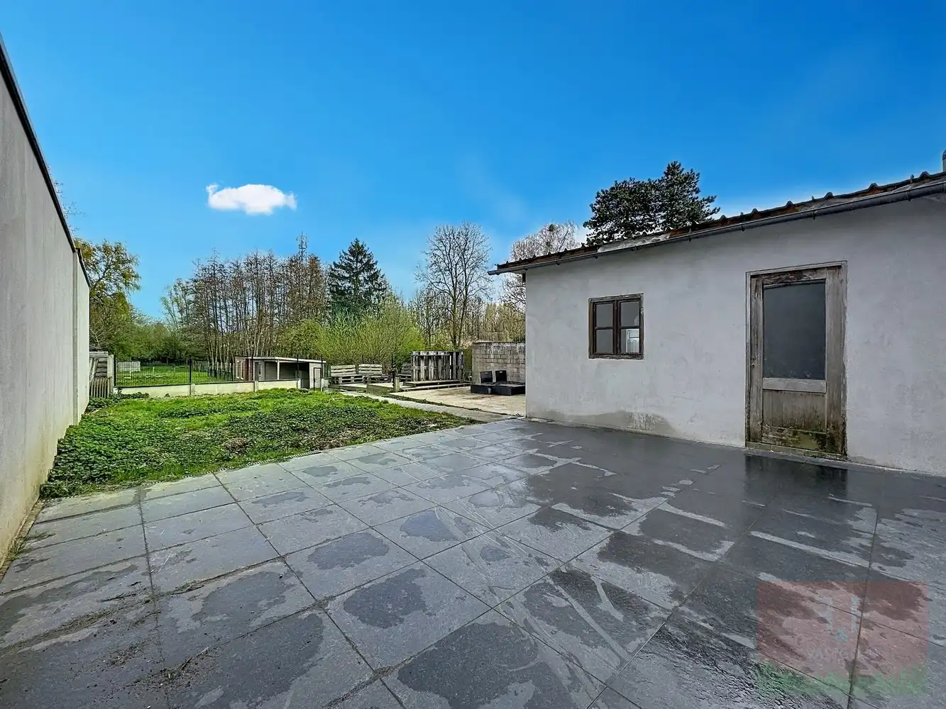 Instapklare hedendaagse gezinswoning met garage, opslagruimte en grote tuin foto 24