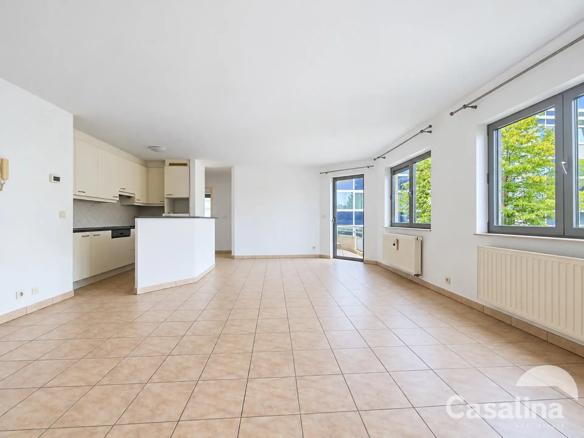 Aan de grens van WOLUWE, 2 slaapkamer appartement met terras foto {{pictureIndex}}