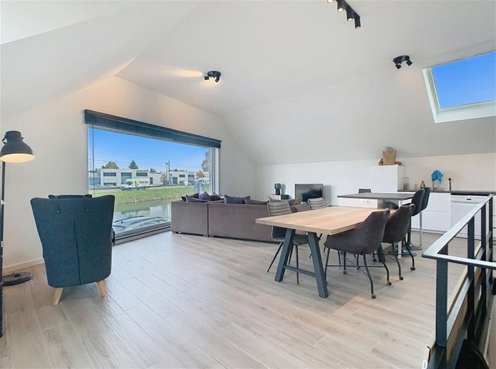 GERENOVEERDE WONING MET ZICHT OP DE VAART!  foto 2