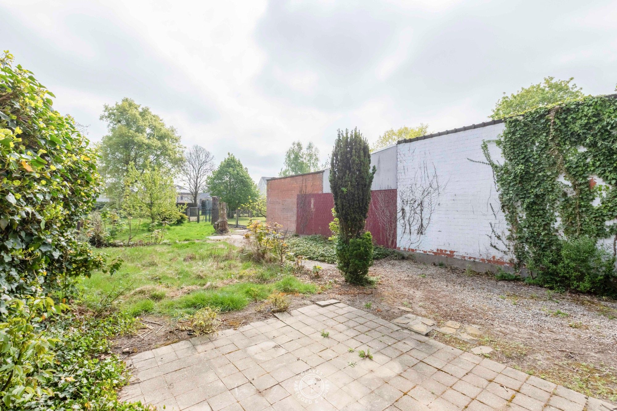Halfopen gezinswoning met oprit en diepe tuin op centrale locatie foto 9