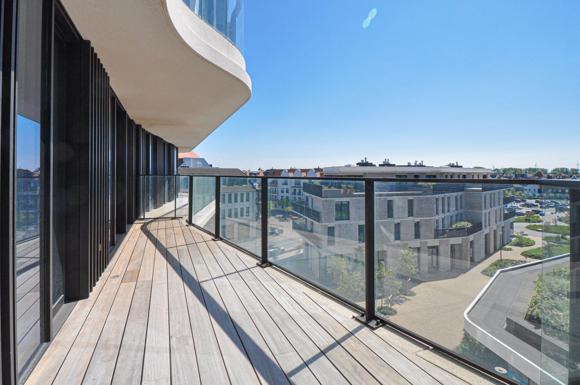 Nieuwbouwppartement met een ruim zonnig terras gelegen in The Tower. foto 9