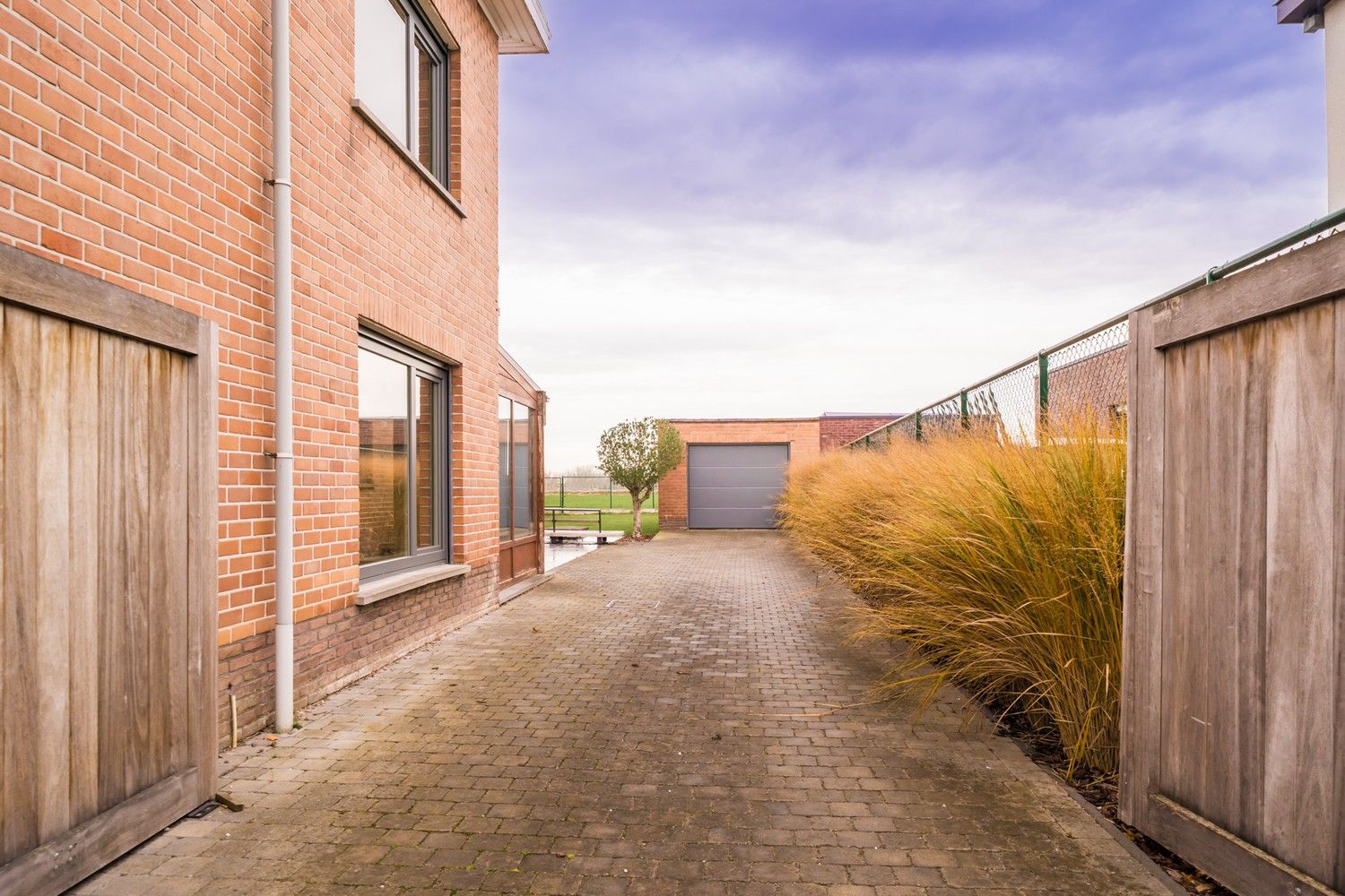 Halfopen bebouwing met ruime garage en prachtig uitzicht op de velden foto 2