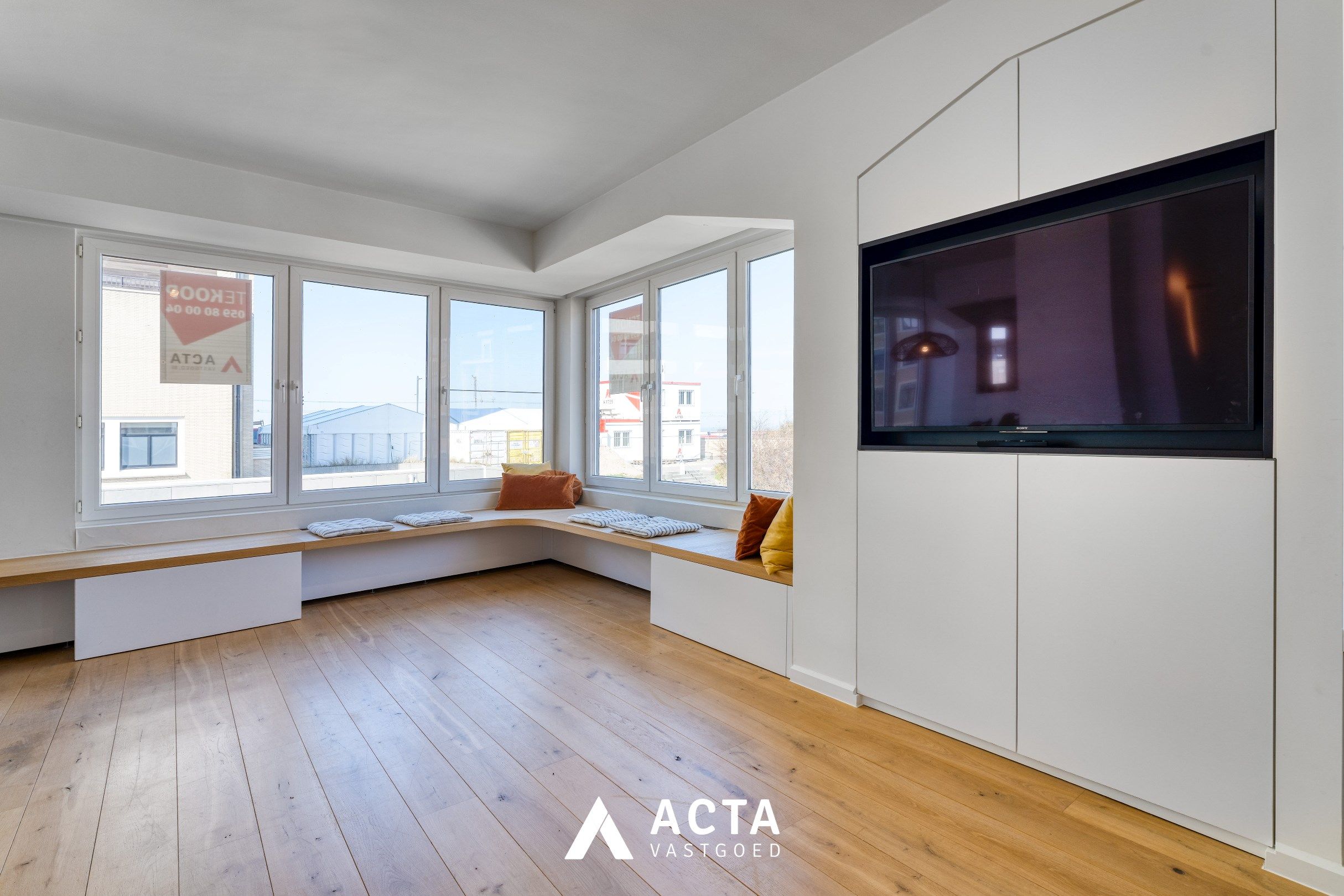 Gerenoveerd appartement met twee slaapkamers in Mariakerke foto 4