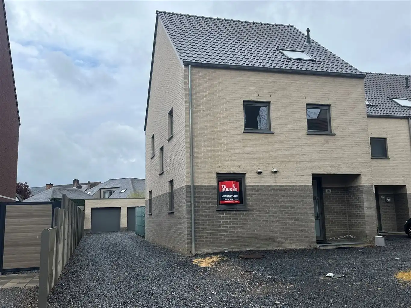 Instapklare stadswoning met 3 slaapkamers, aparte garage en tuintje. foto {{pictureIndex}}