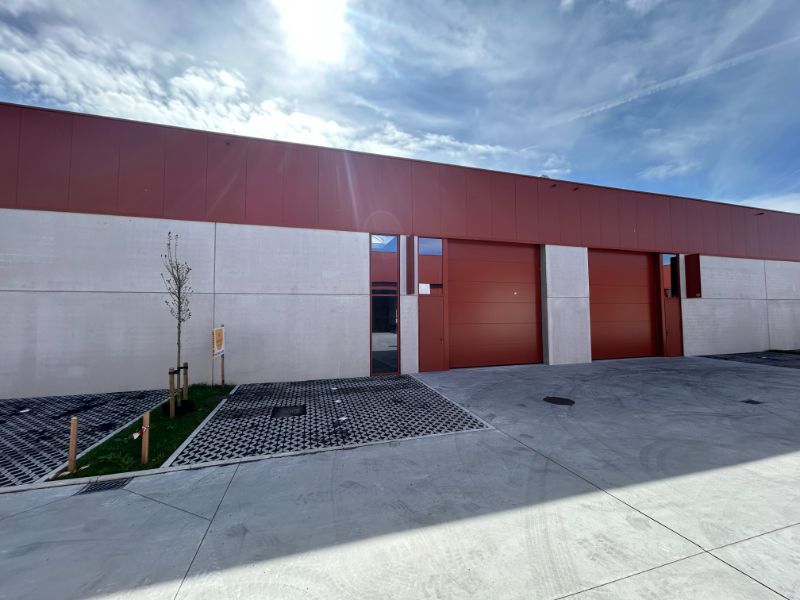 Nieuwbouw magazijn te huur in Evergem – uitstekende bereikbaarheid & kwalitatieve afwerking foto {{pictureIndex}}