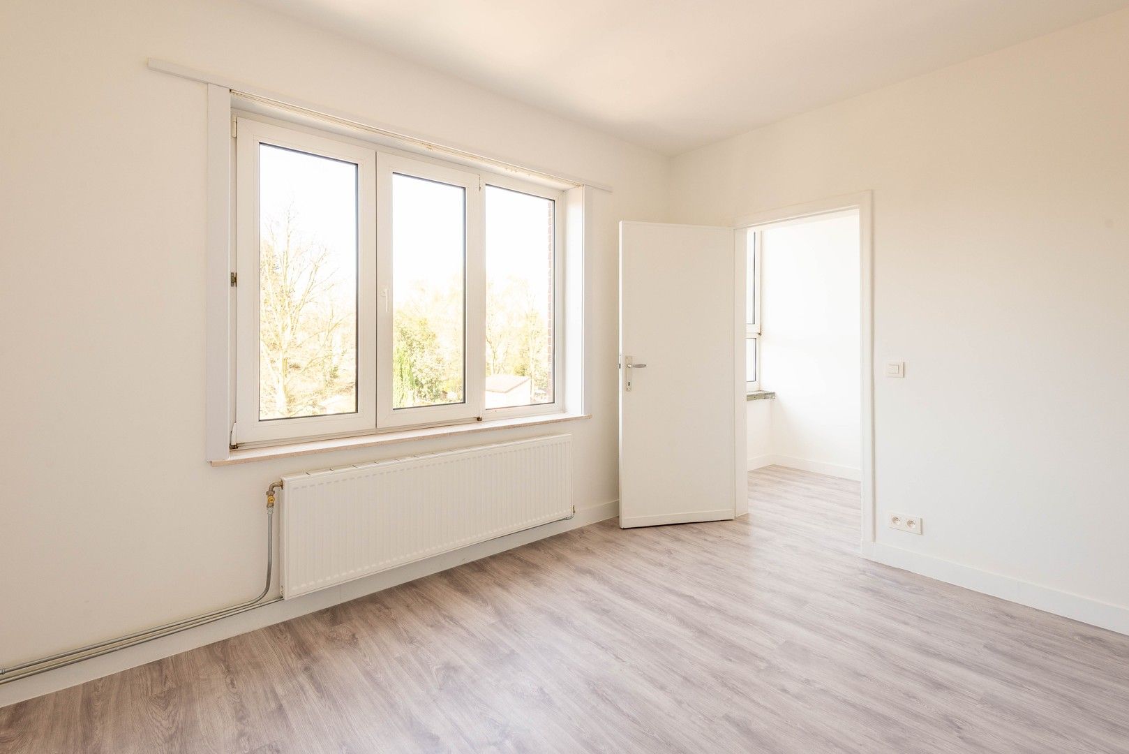 Instapklaar en ruim appartement in het hart van Ekeren! foto 13