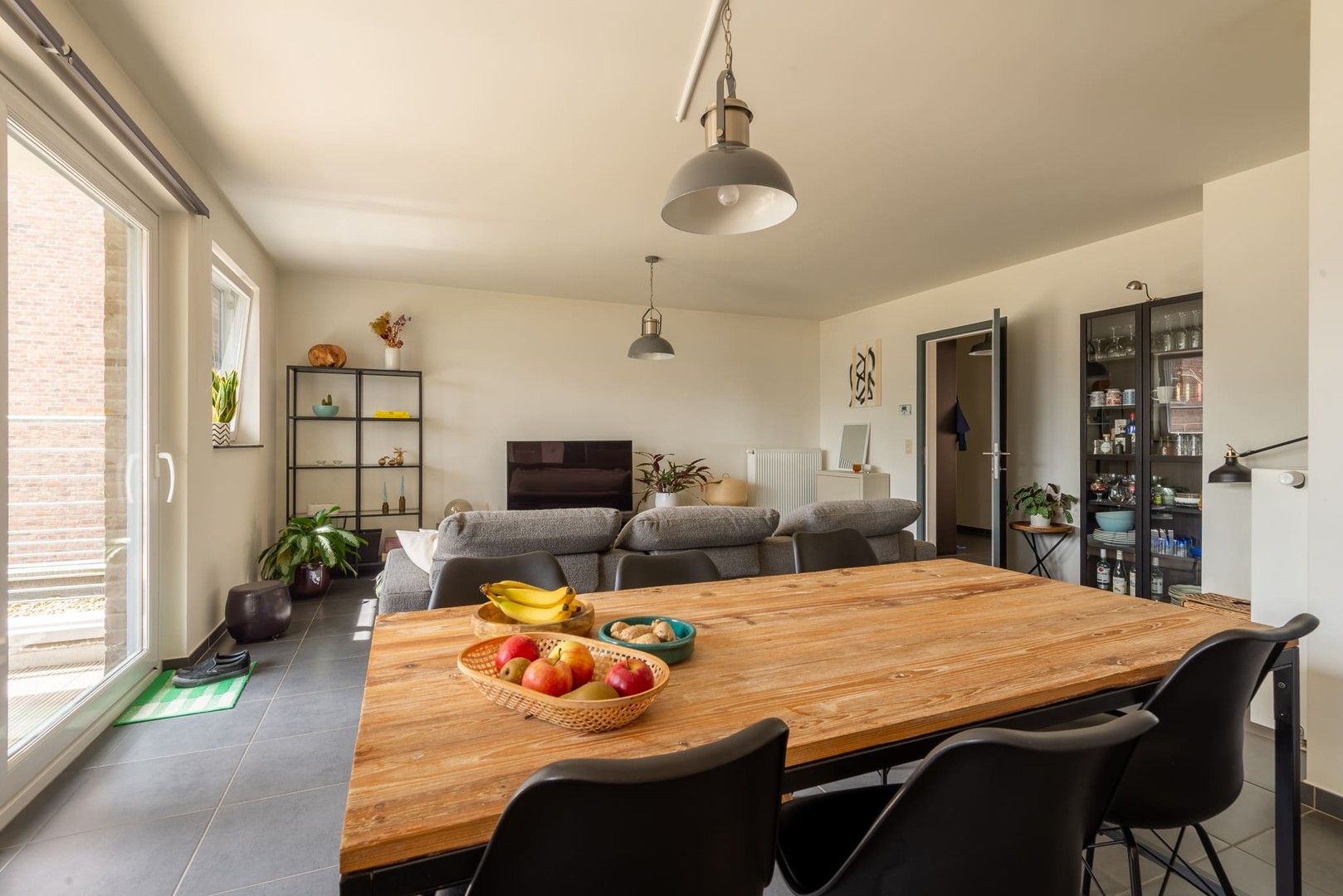 Instapklaar appartement in de bruisende buurt Den Dam! foto 6