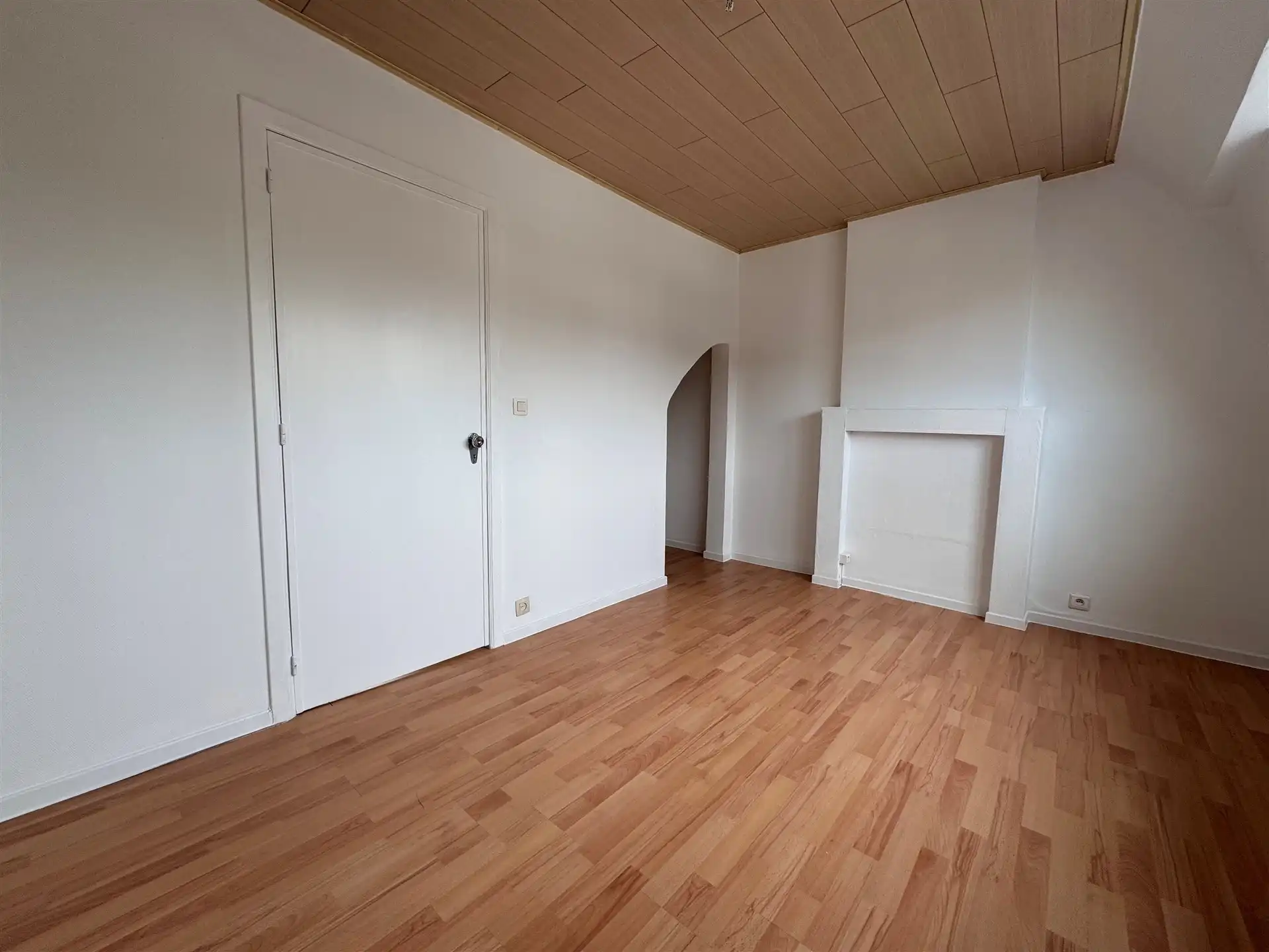 Vernieuwde woning met privé parking voor de wagen achteraan.  foto 24