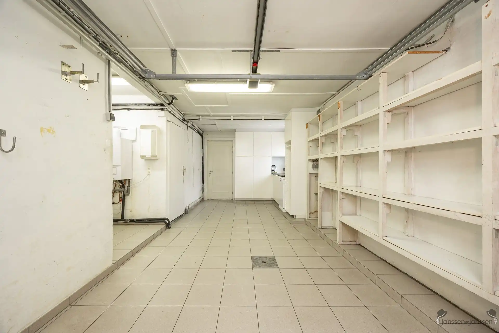 Open bebouwing met ruime tuin, 3 slpkmrs en garage foto 9