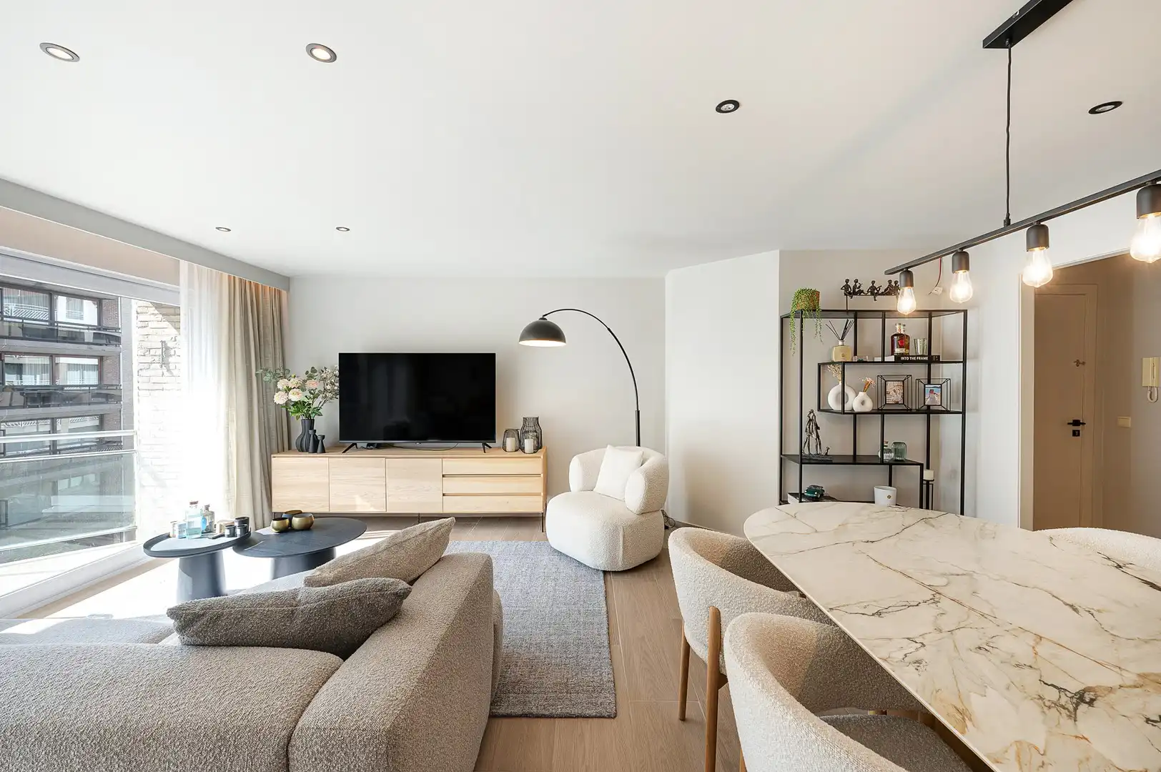 Ruim 2-slaapkamerappartement met twee terrassen nabij de zee. foto 5
