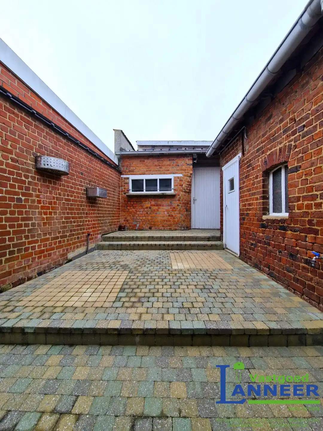 Woning met grote garage, 4 slpkmrs en diverse bijgebouwen foto 8