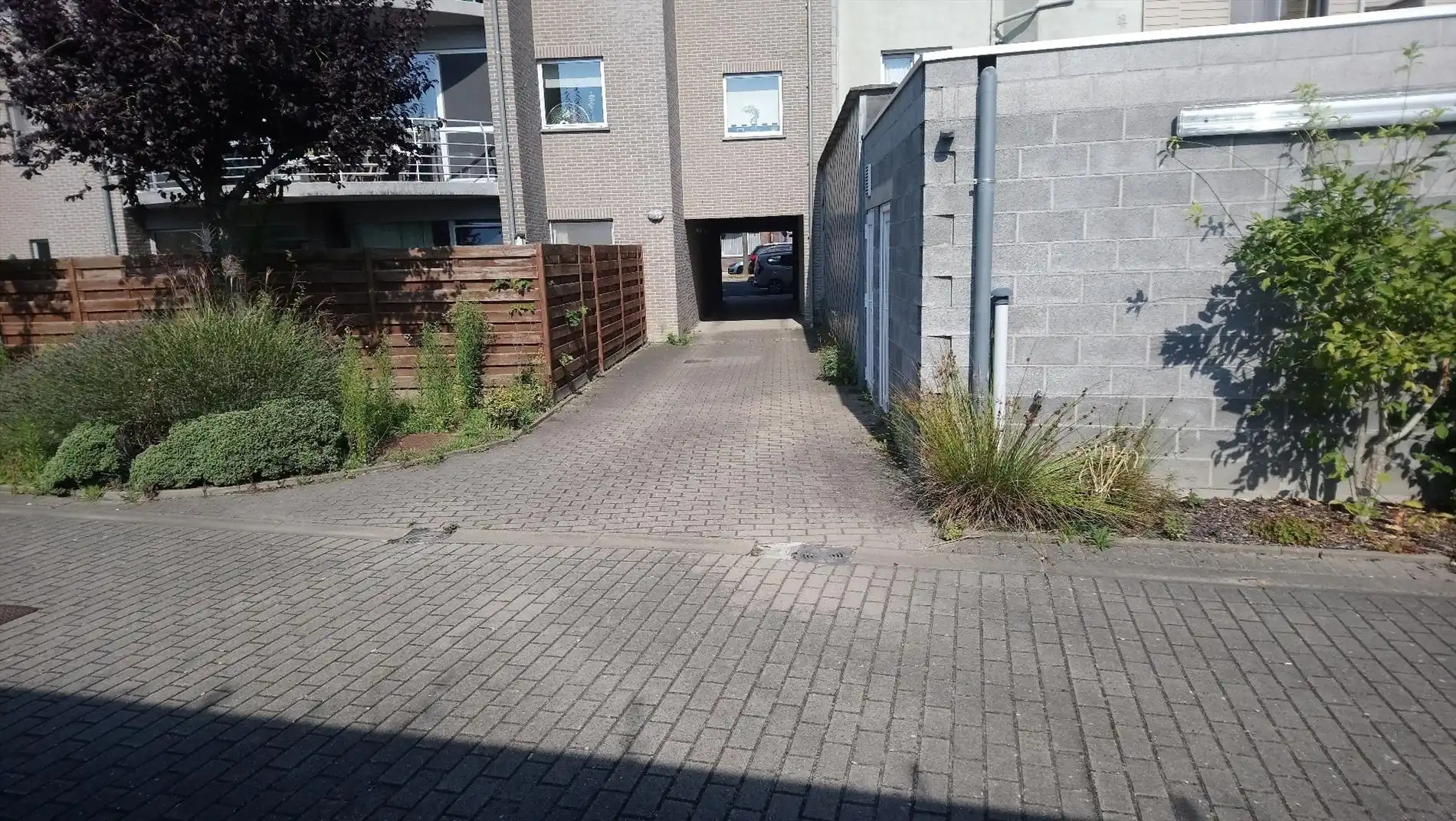 Gesloten garagebox op gelijkvloers, met elektriciteit en verlichting foto 4