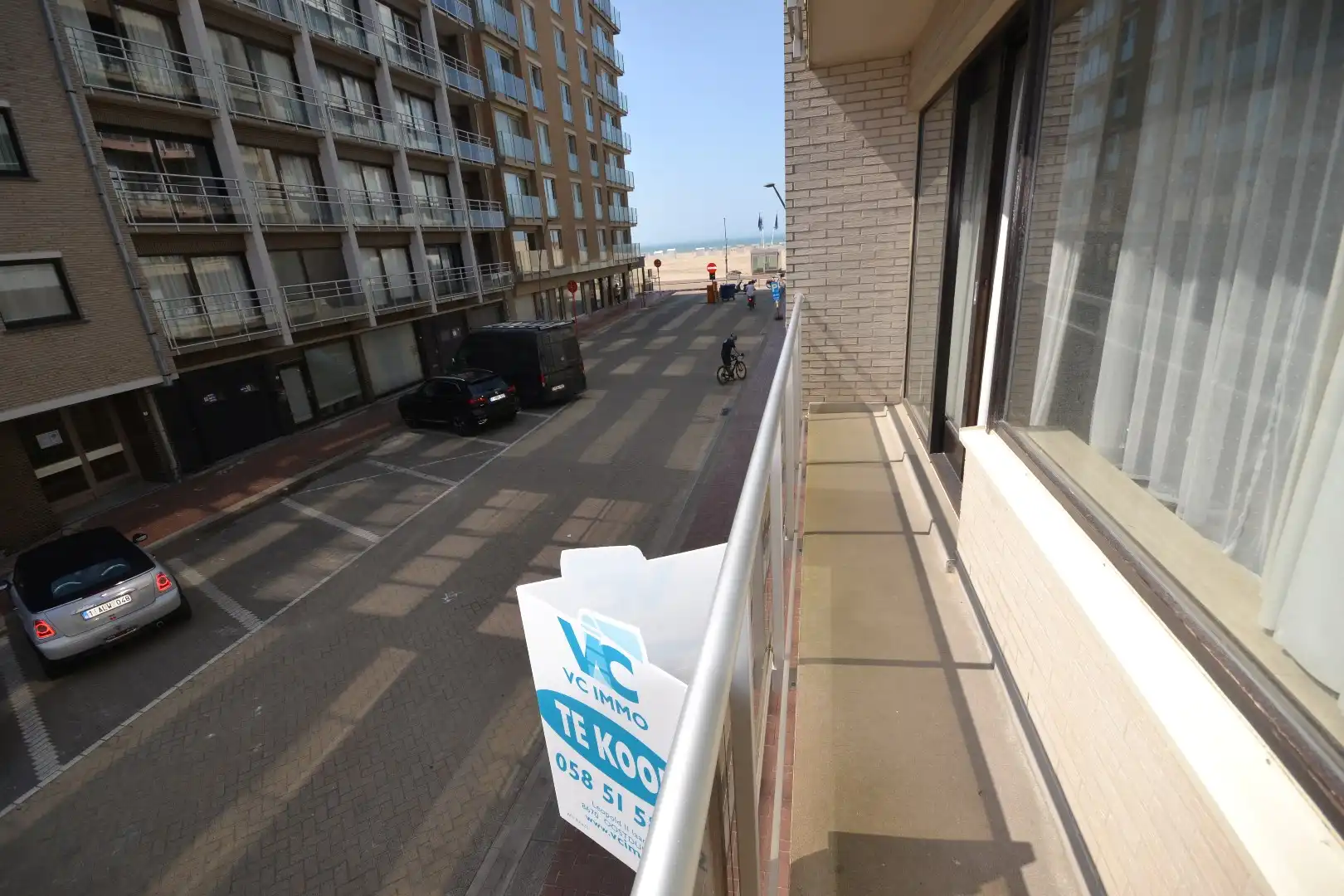 Gemeubeld appartement met  slaaphoek te Oostduinkerke ,  terras en  zijdelinks zeezicht.  foto {{pictureIndex}}