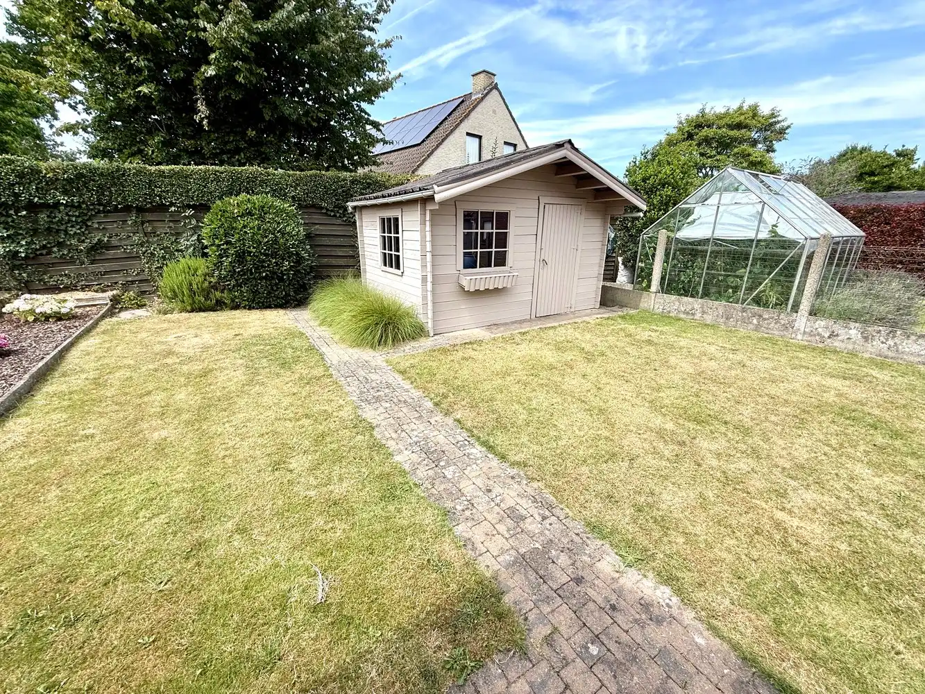 Ruime halfopen woning met garage te koop! foto 16